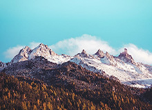 皇冠体育-少打一人！三镇球员阿德里亚诺铲球领到第二张黄牌，被红牌罚下